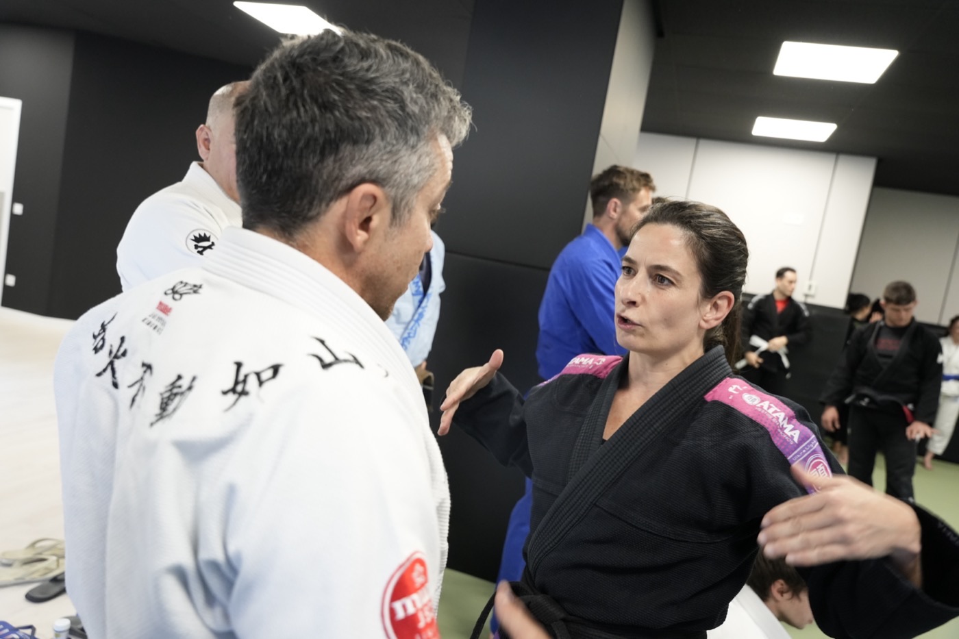 Raúl bromeando con un grupo de alumnos de NEKO Jiu-Jitsu