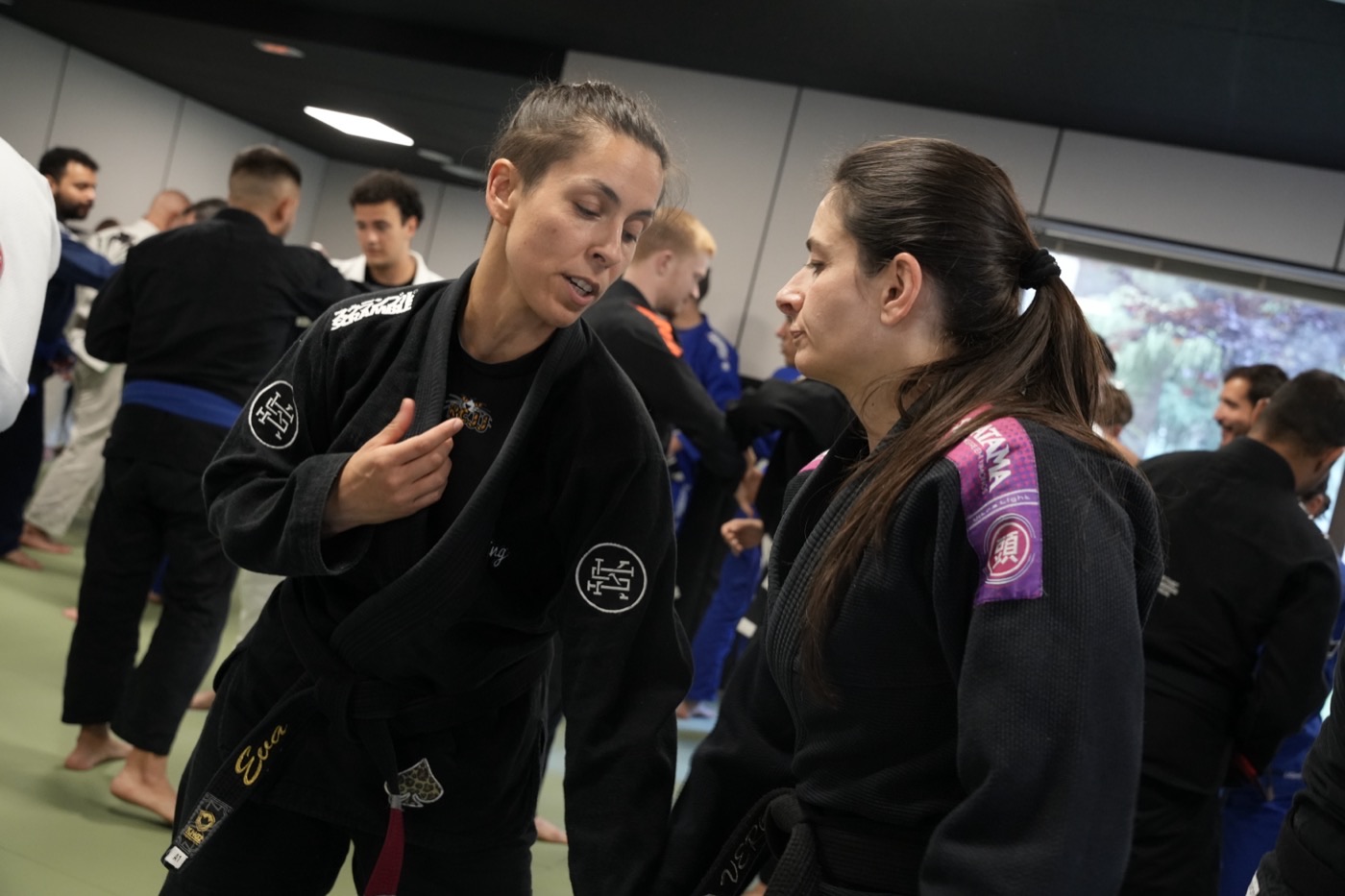 Dos alumnas entrenando Jiu-Jitsu en NEKO